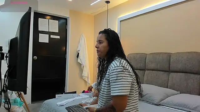 Snapshot of Dilan_y_Mia chatting on December 14, 2024, 2:53 pm Dilan y Mia online show from December 14, 2024, 2:53 pm