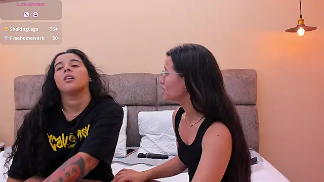 Snapshot of Dilan_y_Mia chatting on December 17, 2024, 3:49 pm Dilan y Mia online show from December 17, 2024, 3:49 pm