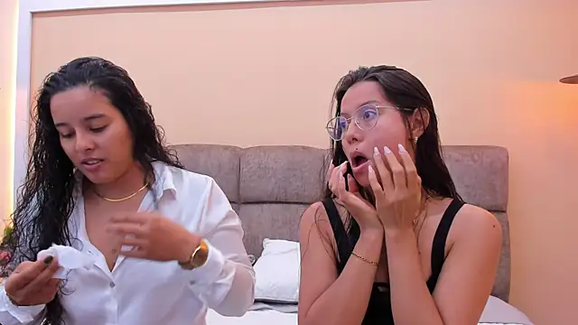 Snapshot of Dilan_y_Mia chatting on December 21, 2024, 1:10 pm Dilan y Mia online show from December 21, 2024, 1:10 pm