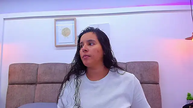 Snapshot of Dilan_y_Mia chatting on February 3, 2025, 2:02 pm Dilan y Mia online show from February 3, 2025, 2:02 pm