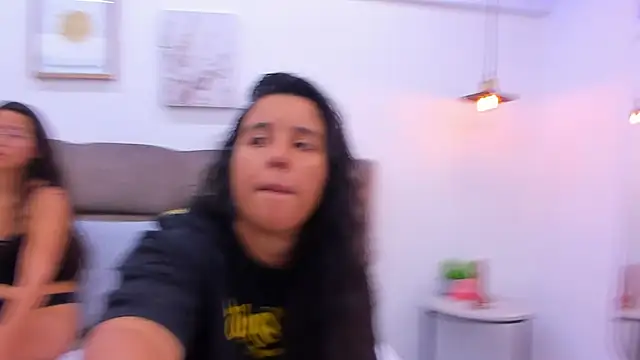 Snapshot of Dilan_y_Mia chatting on February 8, 2025, 6:22 pm Dilan y Mia online show from February 8, 2025, 6:22 pm