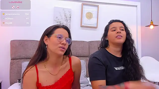 Snapshot of Dilan_y_Mia chatting on February 11, 2025, 6:01 pm Dilan y Mia online show from February 11, 2025, 6:01 pm