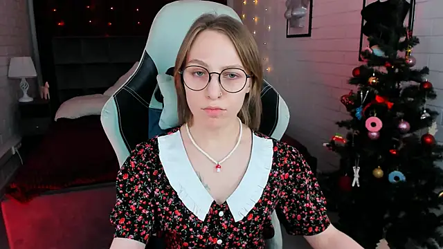 Snapshot of AphexQueen chatting on December 20, 2024, 1:11 pm AphexQueen online show from December 20, 2024, 1:11 pm