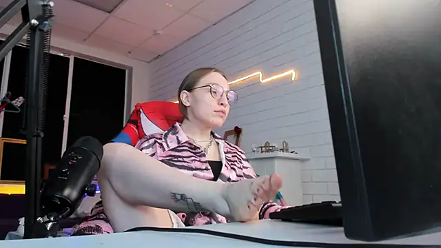 Snapshot of AphexQueen chatting on February 26, 2025, 7:16 pm AphexQueen online show from February 26, 2025, 7:16 pm