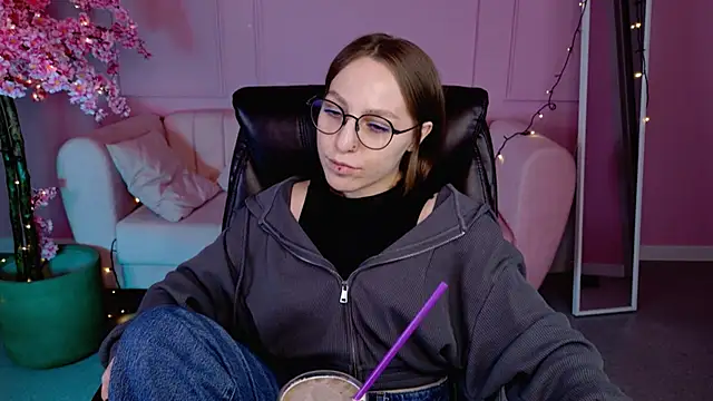 Snapshot of AphexQueen chatting on February 28, 2025, 1:03 pm AphexQueen online show from February 28, 2025, 1:03 pm