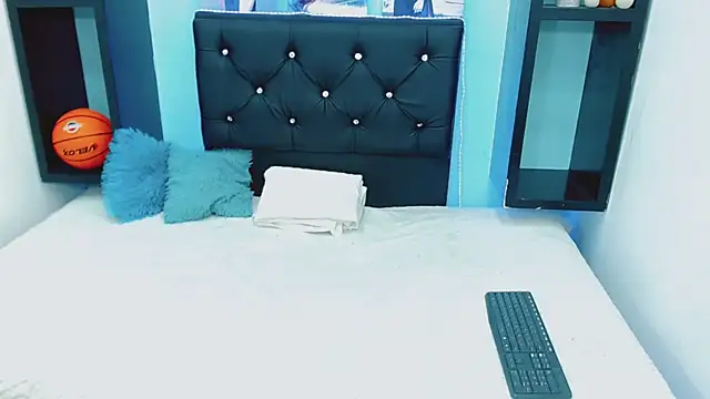 antonela xxx online show from October 24, 2025, 8:05 pm