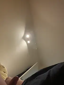  t0ni0  online show from April 19, 2026, 9:41 am