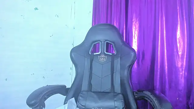 Snapshot of jonson- chatting on October 5, 2025, 8:18 pm jonson- online show from October 5, 2025, 8:18 pm