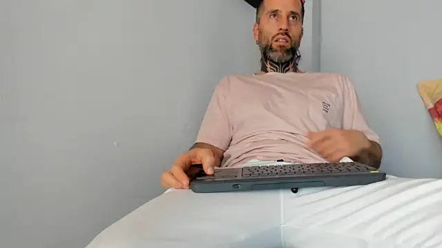 Snapshot of Antoniohot2024 chatting on February 21, 2025, 9:22 pm Antoniohot2024 online show from February 21, 2025, 9:22 pm