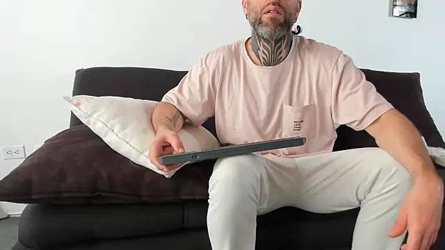 Snapshot of Antoniohot2024 chatting on February 26, 2025, 4:56 pm Antoniohot2024 online show from February 26, 2025, 4:56 pm