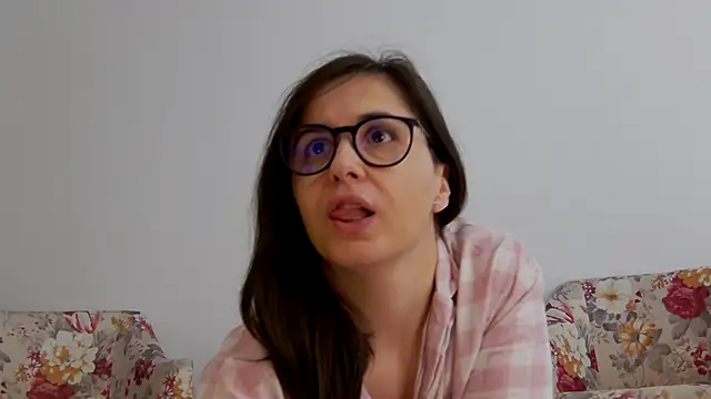 Snapshot of SophieeRain chatting on October 17, 2025, 8:39 am SophieeRain online show from October 17, 2025, 8:39 am