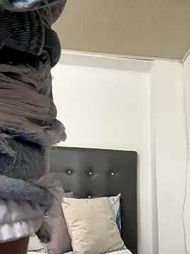 ZoeJohnsoon online show from November 25, 2025, 5:24 pm