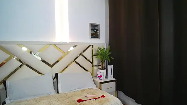 carolineamber  online show from December 11, 2024, 3:37 pm