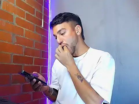 Snapshot of Leandro_valenzuela chatting on October 20, 2025, 11:05 pm Leandro valenzuela online show from October 20, 2025, 11:05 pm