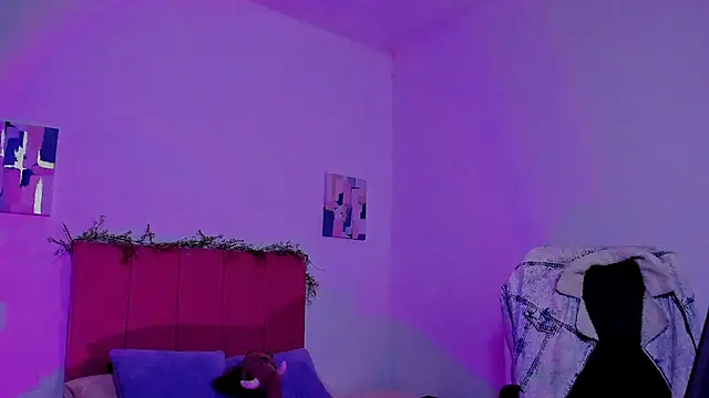Snapshot of Charlee_pink chatting on October 26, 2025, 2:06 am Charlee pink online show from October 26, 2025, 2:06 am