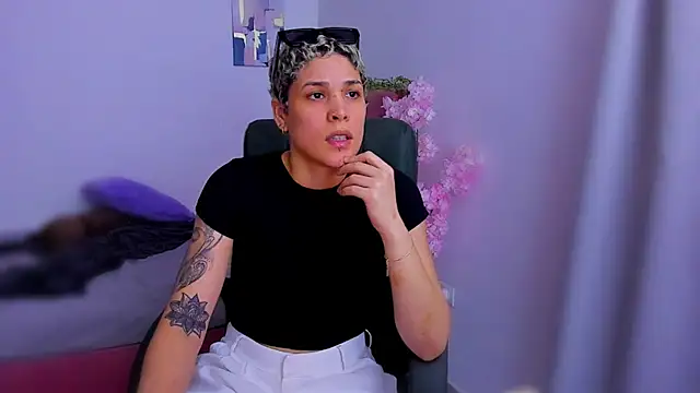 Snapshot of Charlee_pink chatting on November 18, 2025, 8:57 pm Charlee pink online show from November 18, 2025, 8:57 pm