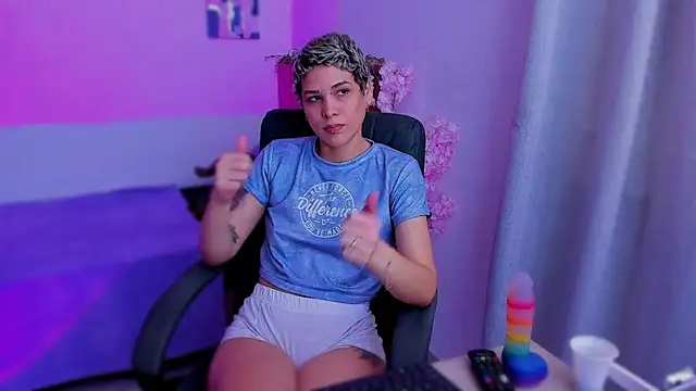 Snapshot of Charlee_pink chatting on November 29, 2025, 8:01 pm Charlee pink online show from November 29, 2025, 8:01 pm