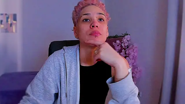 Snapshot of Charlee_pink chatting on December 14, 2025, 6:56 pm Charlee pink online show from December 14, 2025, 6:56 pm