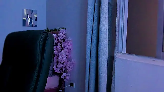 Snapshot of Charlee_pink chatting on December 15, 2025, 7:01 am Charlee pink online show from December 15, 2025, 7:01 am