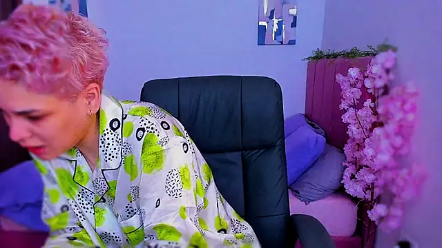 Snapshot of Charlee_pink chatting on December 16, 2025, 4:56 pm Charlee pink online show from December 16, 2025, 4:56 pm