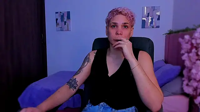 Snapshot of Charlee_pink chatting on December 17, 2025, 5:02 am Charlee pink online show from December 17, 2025, 5:02 am
