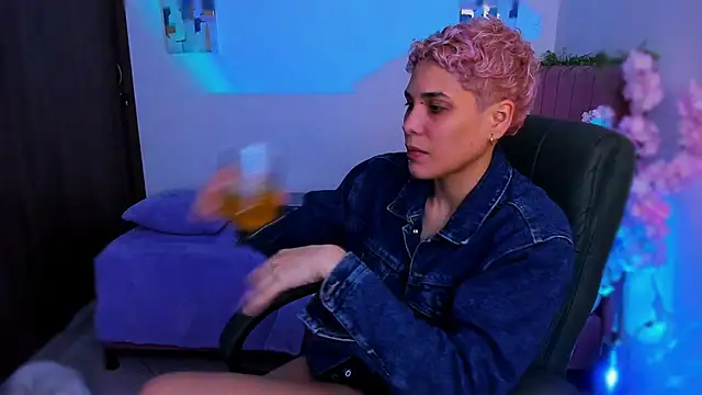 Snapshot of Charlee_pink chatting on December 19, 2025, 5:58 am Charlee pink online show from December 19, 2025, 5:58 am