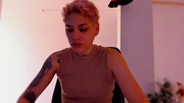 Snapshot of Charlee_pink chatting on December 21, 2025, 7:43 pm Charlee pink online show from December 21, 2025, 7:43 pm