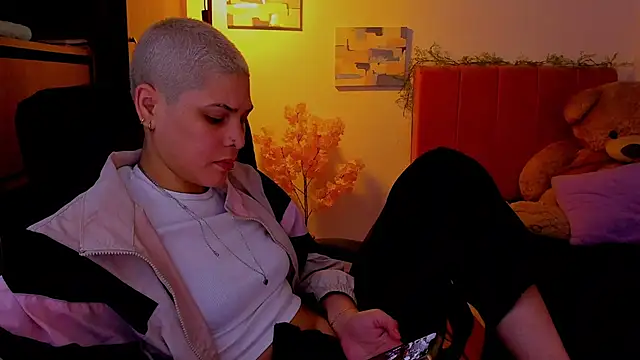 Snapshot of Charlee_pink chatting on April 6, 2026, 5:08 am Charlee pink online show from April 6, 2026, 5:08 am