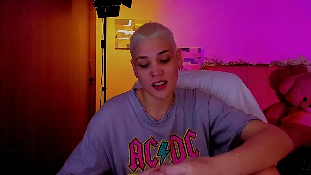 Snapshot of Charlee_pink chatting on April 8, 2026, 1:05 am Charlee pink online show from April 8, 2026, 1:05 am