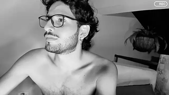 Snapshot of Nicholasrodrii chatting on March 21, 2025, 5:00 am Nicholasrodrii online show from March 21, 2025, 5:00 am