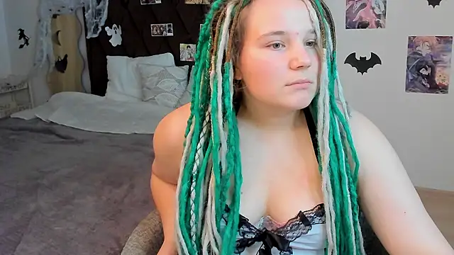 GloriaHylivi online show from December 3, 2024, 6:28 pm