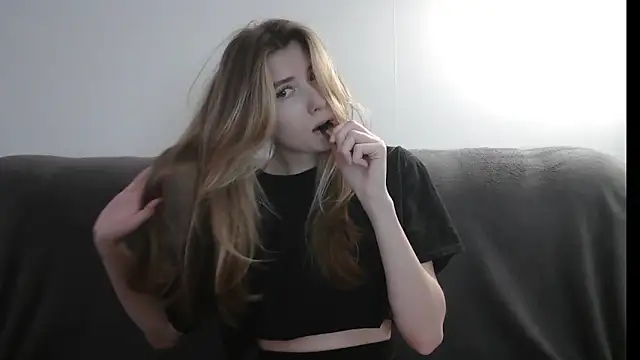 Snapshot of ErikaShyy chatting on February 6, 2025, 2:15 pm ErikaShyy online show from February 6, 2025, 2:15 pm