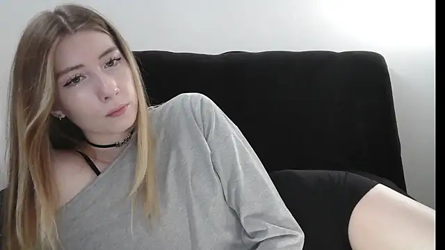 ErikaShyy online show from May 19, 2026, 12:11 pm
