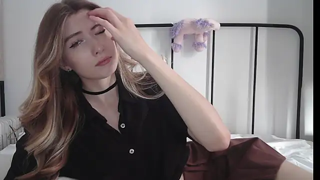 ErikaShyy online show from July 8, 2026, 9:47 am