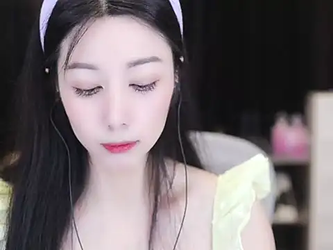 Nuyoah-77 online show from October 7, 2025, 4:04 pm