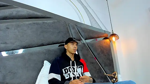 Noah Tokisha online show from December 3, 2024, 4:03 am