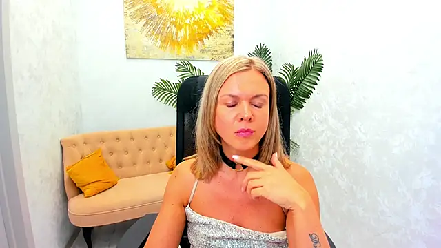 Snapshot of AgathaKlouin chatting on March 20, 2025, 7:25 pm AgathaKlouin online show from March 20, 2025, 7:25 pm