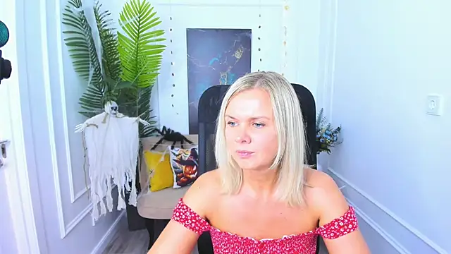 Snapshot of AgathaKlouin chatting on October 19, 2025, 7:14 pm AgathaKlouin online show from October 19, 2025, 7:14 pm