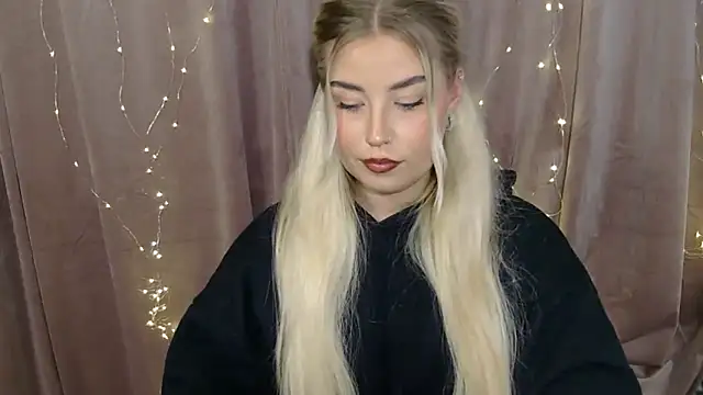 Snapshot of KristyHoney chatting on December 15, 2024, 7:31 pm KristyHoney online show from December 15, 2024, 7:31 pm