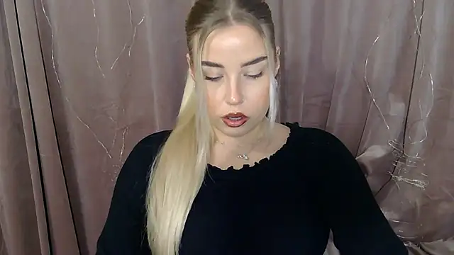 Snapshot of KristyHoney chatting on December 17, 2024, 6:45 am KristyHoney online show from December 17, 2024, 6:45 am