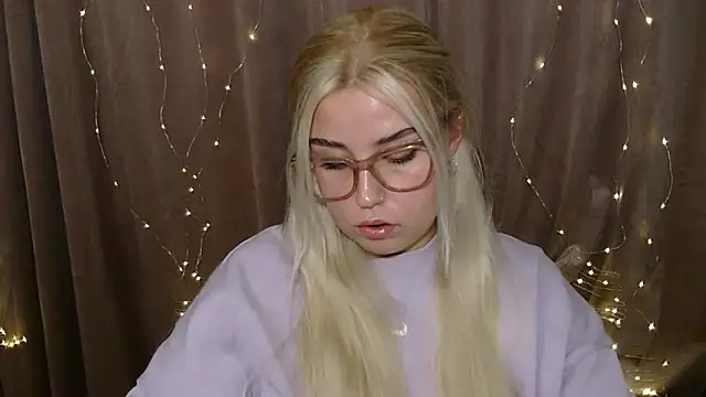 Snapshot of KristyHoney chatting on December 19, 2024, 7:29 pm KristyHoney online show from December 19, 2024, 7:29 pm