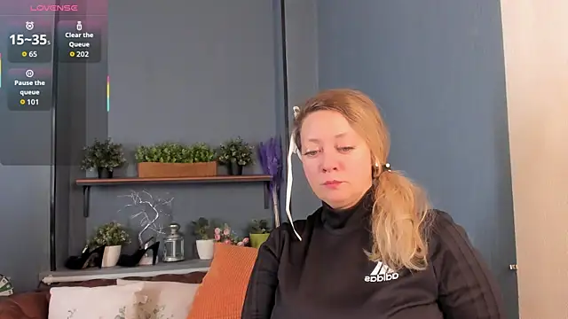 JesiaFoxi online show from December 18, 2025, 9:37 am