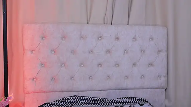 ashleyvalirya online show from December 20, 2024, 3:58 am