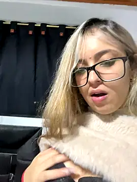 Snapshot of Isabella_Foxx_ chatting on November 8, 2025, 12:33 am Isabella Foxx online show from November 8, 2025, 12:33 am