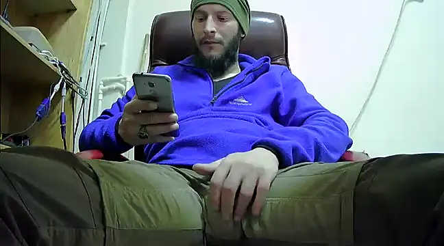 Snapshot of hardbigcock16 chatting on January 15, 2025, 10:06 am hardbigcock16 online show from January 15, 2025, 10:06 am