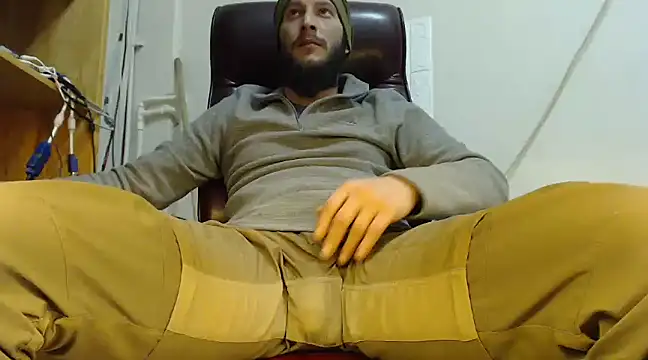 Snapshot of hardbigcock16 chatting on January 22, 2025, 1:32 pm hardbigcock16 online show from January 22, 2025, 1:32 pm