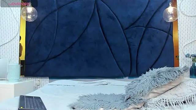 LARISSAEVANS online show from February 5, 2025, 6:15 pm