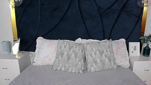 LARISSAEVANS online show from November 12, 2025, 3:07 am