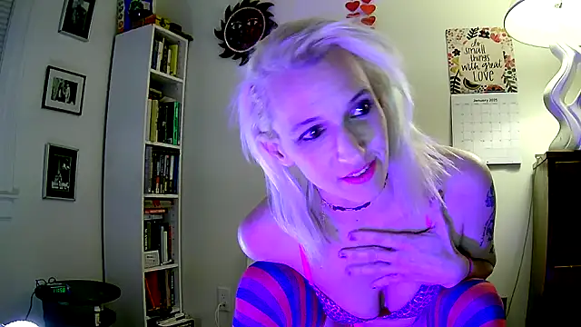 Cute femme online show from January 24, 2025, 4:59 am