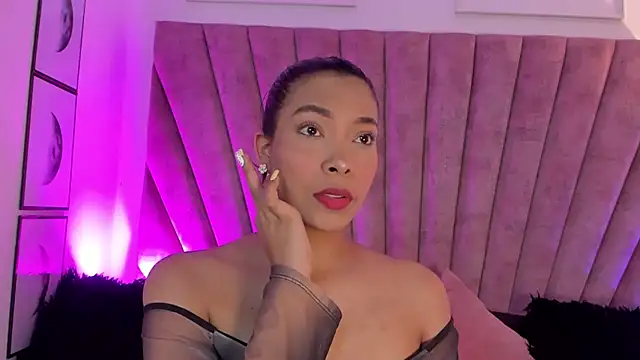 Snapshot of KarolRojas_ chatting on October 24, 2025, 3:25 am KarolRojas online show from October 24, 2025, 3:25 am